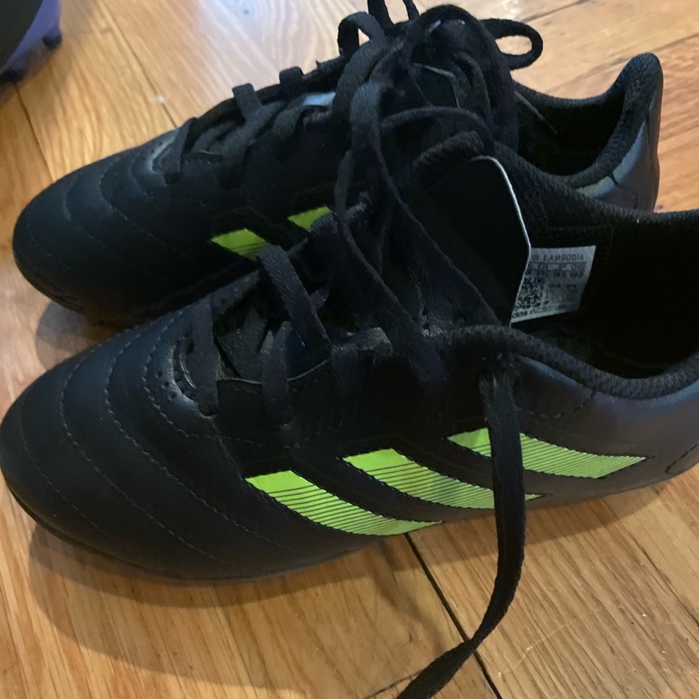 Youth size 13.5 adidas soccer cleats EUC